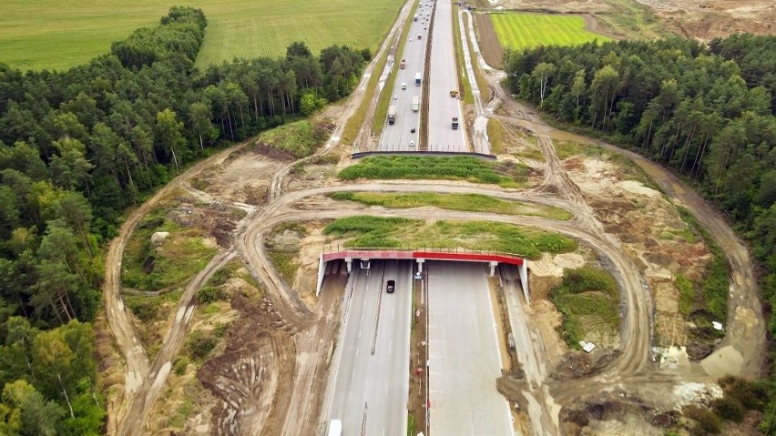 Maszyna do betonowania autostrady A1 pracuje na pełnych...