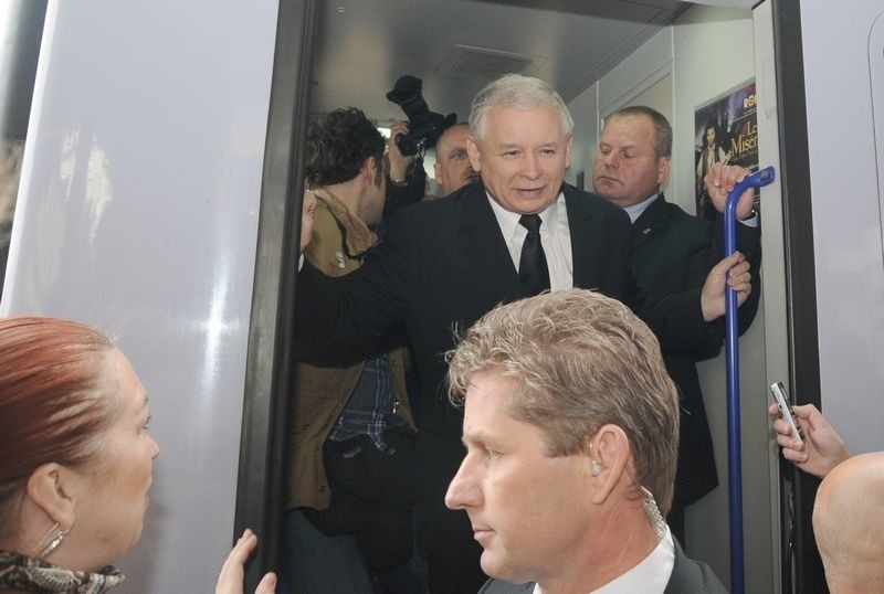 Jarosław Kaczyński na dworcu głównym w Toruniu