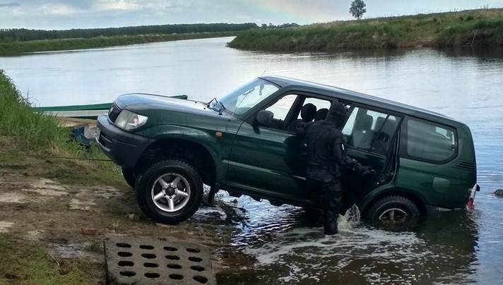 Łomża. Toyota z lawetą wpadła do Narwi w miejscowości Krzewo. Strażacy wyciągali auto na brzeg [ZDJĘCIA]