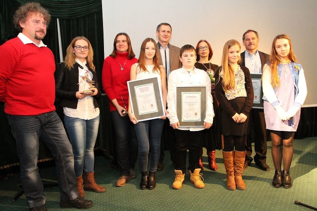 Laureaci konkursu Iwona Baran, Renata Dudzik-Gruszka i Monika Łesyszak, przedstawiciele szkół w Puławach, Podchojnach i Starej Słupi z wręczającymi nagrody i dyplomy - Mieczysławem Tomalą, dyrektorem Wydziału Edukacji, Kultury i Sportu Urzędu Miasta Kielce, i Marcin Marciniewskim, prezesem Oddziału Świętokrzyskiego PTTK w Kielcach.