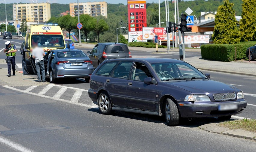 Wypadek w Przemyślu. Na Placu Świętego Floriana kierujący volvo potrącił na przejściu pieszego [ZDJĘCIA]