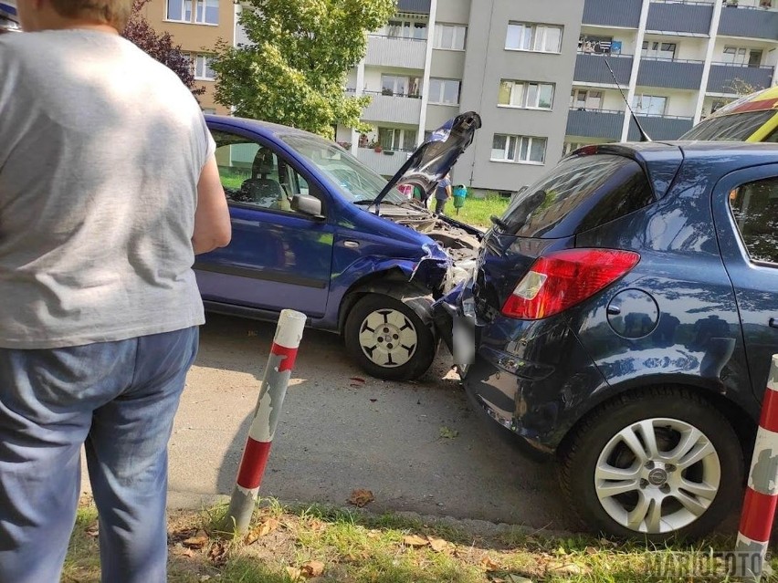 Wypadek w Opolu. Starszy mężczyzna zasłabł za kierownicą i wjechał w dwa samochody. Kierowca został ranny