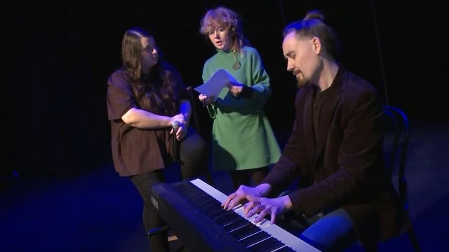 W klipie wystąpili: autorka tekstu Anna Zielińska-Brudek (w środku) oraz Magdalena Surma i Roch Dobrowolski.