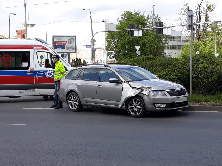 Wypadek na skrzyżowaniu Legnickiej i Kwiskiej we Wrocławiu.