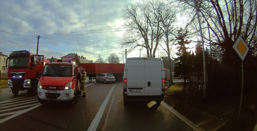 Kolizja ciężarówki z osobówką na skrzyżowaniu w Nisku. Z ciężarówki wyciekło paliwo [ZDJĘCIA]