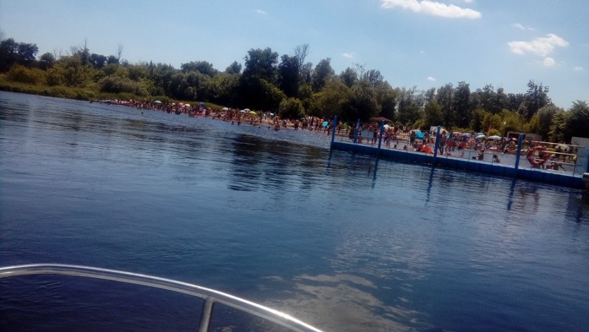 Białobrzeskie kąpielisko jest zorganizowane nad Pilicą....