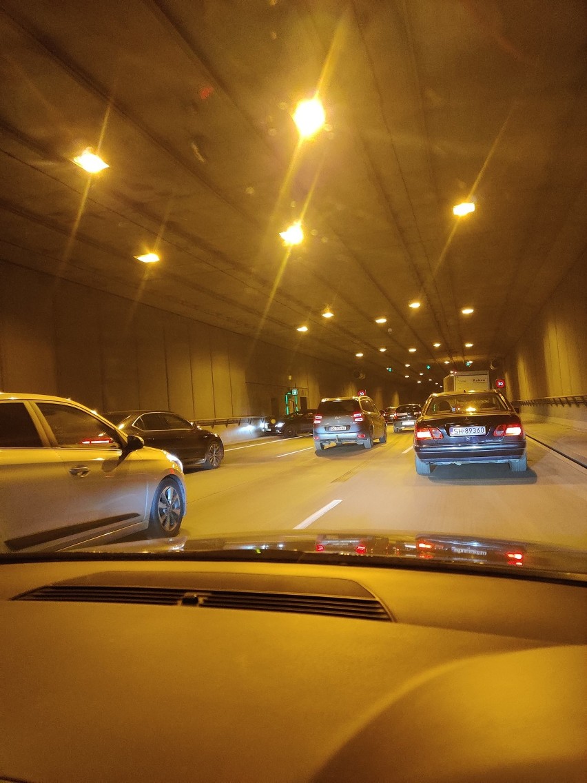 Wypadek w tunelu DTŚ całkowicie zatrzymał ruch w stronę...
