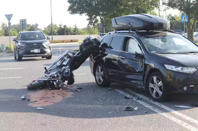 Wypadek z udziałem motocyklisty przy wrocławskim lotnisku. Prowadzący motocykl trafił z poważnymi obrażeniami do szpitala