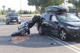 Groźny wypadek z udziałem motocyklisty. Duży impet uderzenia, mężczyzna z poważnymi obrażeniami