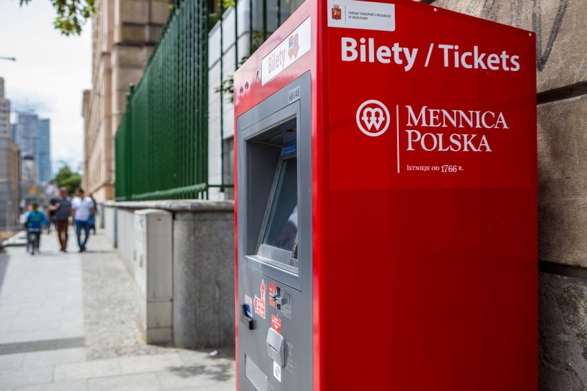 Wydział Transportu planuje zakup 22 biletomatów. W budżecie...