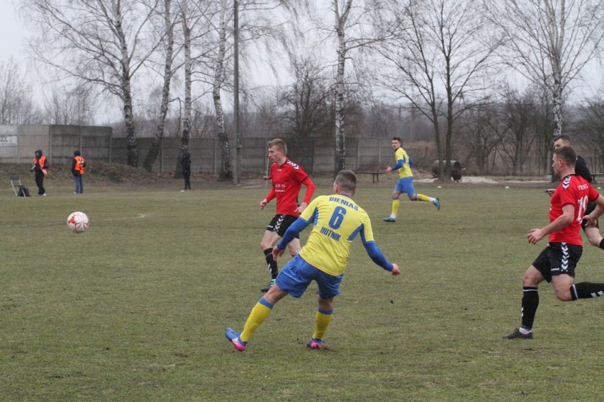 Trzecia liga. Ciekawy mecz w Daleszycach. Spartakus przegrał z Hutnikiem Kraków 0:1 [DUŻO ZDJĘĆ, WIDEO]