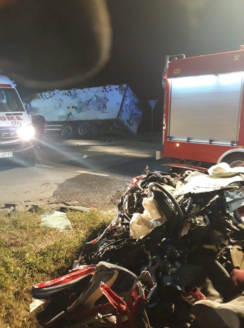 Domosławice. Poważny wypadek na DW 980. Ciężko ranny kierowca zabrany śmigłowcem do szpitala [ZDJĘCIA]