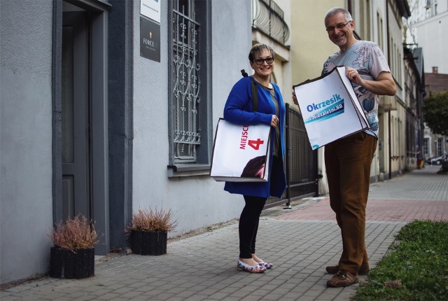 Janusz Okrzesik zapowiada, że nie tylko posprząta po wyborach swoje wyborcze banery, ale i przerobi je na torby i rozda