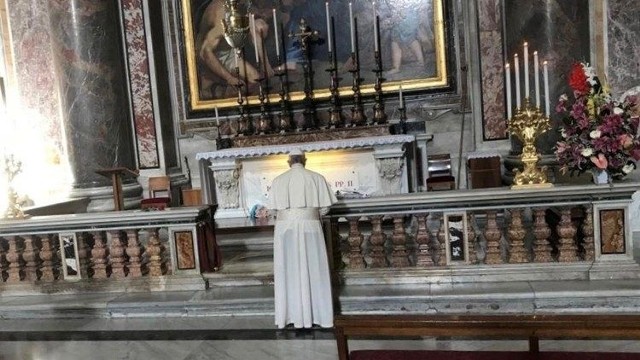 Papież Franciszek w poniedziałek modlił się przy grobie świętego Jana Pawła II.
