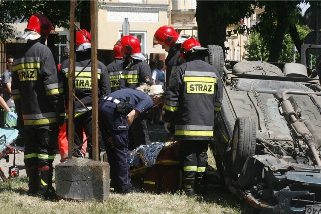 Strażacy gotują się w mundurach, a policjanci i ratownicy medyczni pracują w krótkim rękawku