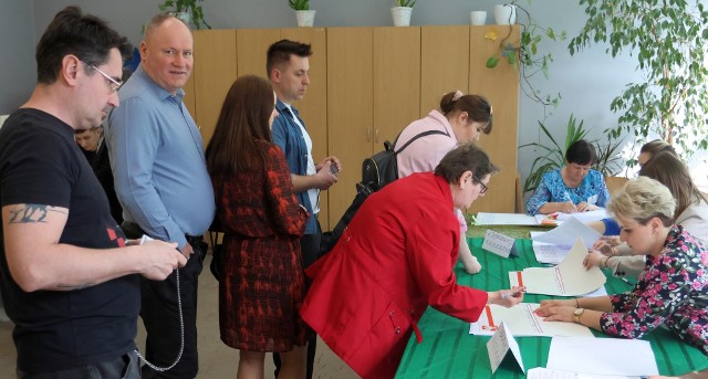 Wybory 2024. Głosowanie w obwodowych komisjach wyborczych w Szkole Podstawowej nr 10 w Tarnobrzegu