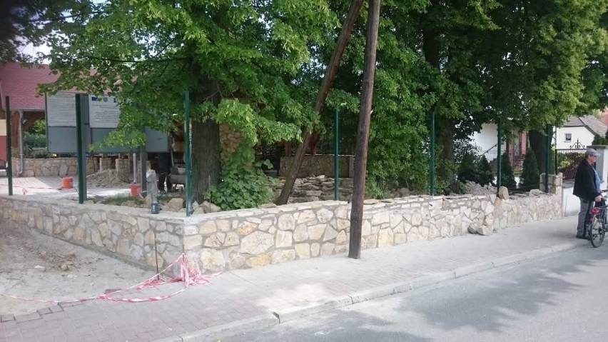 Mur wokół budynku szkoły w Kamieniu Śląskim nawiązuje do...