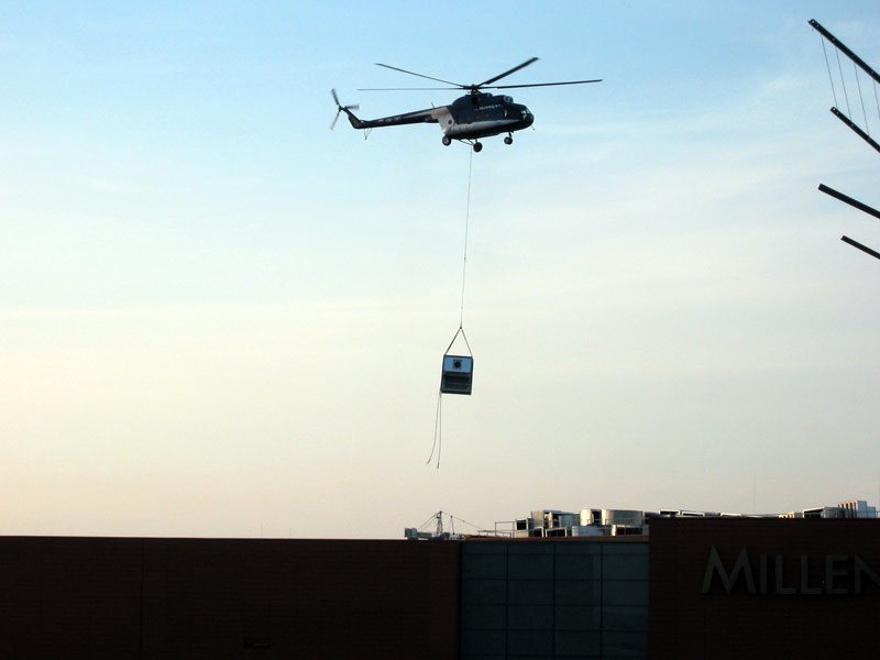 Helikopter nad Millenium Hall...