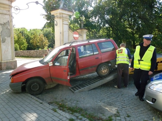 Uciekał autem przed policją i uderzył w drzewo