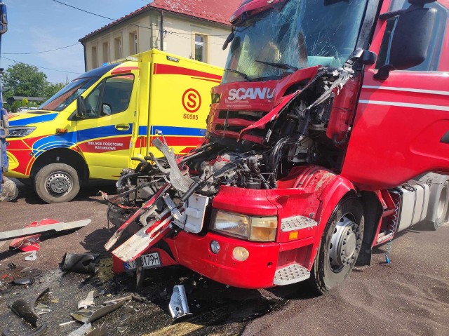 Zderzenie dwóch samochodów ciężarowych na ulicy Bielskiej w Bujakowie.