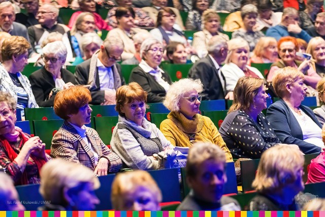 Podlaską operę odwiedziło około 800 osób powyżej 60. roku życia – przedstawiciele rad seniorów, klubów seniora i innych środowisk senioralnych z regionu. Jak zgodnie przyznawali, takie spotkania są potrzebne i bardzo motywujące.