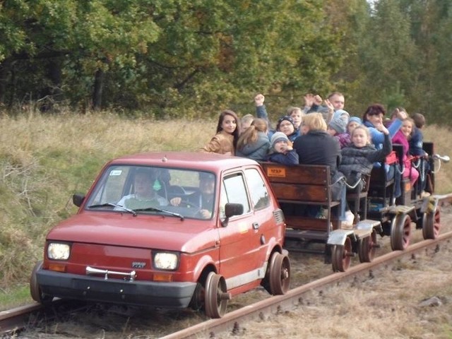 Członkowie SPKD na drezynę przerobili... malucha.