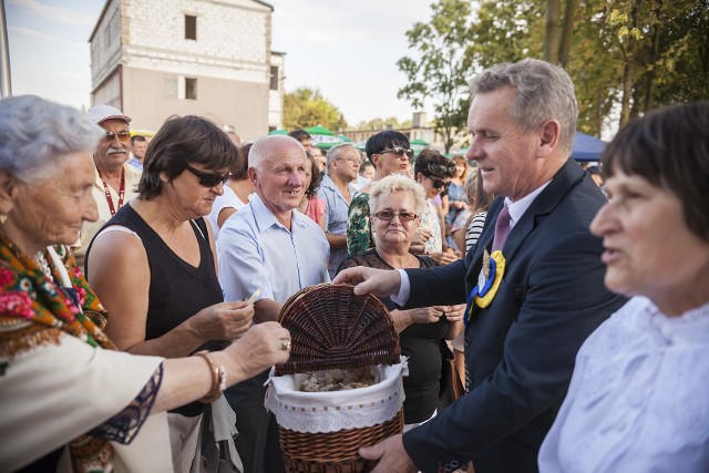 Na dożynkach w Pińczowie nie obyło się bez obrzędu dzielenia się chlebem. Częstował nim  burmistrz Pińczowa Włodzimierz Badurak.