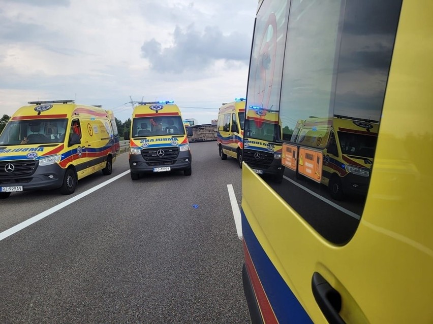 Na autostradzie A4 w Bratkowicach bus uderzył w bariery i przewrócił się na jezdnię. Cztery osoby ranne