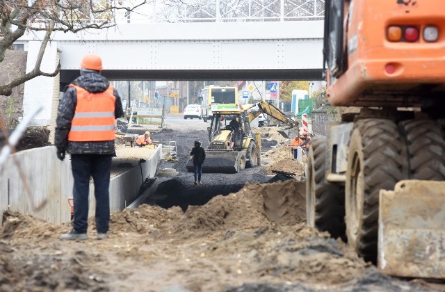 Mieszkańcy miasta nie tylko pytają, kiedy w końcu będą mogli przejechać pod modernizowanym wiaduktem kolejowym nad ulicą Batorego, ale także mają wątpliwości, czy chodniki pod obiektem jest właściwie wykonywane? - Byłem na spacerze, oglądałem miejsce budowy i mam pewien dylemat - napisał do nas Czytelnik. -  Czy chodniki wzdłuż jezdni pod wiaduktem po obu stronach będą na tej samej wysokości? Moje wątpliwości wzbudziło to, że elementy (prefabrykaty) z betonu, stanowiące mury oporowe dla chodników, znajdują się na różnym poziomie. Może to sugerować właśnie także takie usytuowanie chodników. Burzy to moje poczucie estetyki. Takie mam indywidualne odczucia, jeden z przechodniów przyznał mi rację. Budowa jeszcze trwa, ale czy można to wyjaśnić? Zapytaliśmy o sprawę w urzędzie miasta. - Tak, chodniki są na różnej wysokości. Różnica poziomów na ich przebiegu jest zmienna i osiąga maksymalnie 42 centymetrów - odpowiada dyrektor departamentu komunikacji społecznej Monika Zapotoczna. - Powyższe wynika przede wszystkim z konieczności obniżenia chodnika po stronie prawej do istniejącego zjazdu na teren PKP (patrząc od centrum miasta), a także konieczności wyniesienia chodnika po lewej stronie w celu zachowania odpowiedniego zagłębienia systemu korzeniowego cennej przyrodniczo magnolii.- Nie rozumiem, dlaczego nie można było tej inwestycji wykonać szybciej? - denerwuje się pan Marek. - To jakiś skandal, że ta przebudowa tyle trwa i utrudnia życie mieszkańcom. Miasto tłumaczy, że gdyby nie dodatkowe starania i porozumienie  z PKP PLK zakończenie inwestycji nie byłoby w grudniu, a dopiero na wiosnę. Wiceprezydent Krzysztof Kaliszuk podkreślał, że droga pod wiaduktem będzie otwarta do świąt Bożego Narodzenia. Taki plan jest możliwy dzięki porozumieniu miasta z PKP i samych wykonawców. Sytuacja jest taka, że na placu budowy pracują dwie firmy, jedna wykonuje zadania  PKP PLK, druga - miasta. Gdyby tak się nie stało, inwestycja trwałaby dłużej. Lada dzień powinno zaś być uruchomione przejście dla pieszych. Miasto przypomina, że inwestycja od początku była skomplikowana. W trakcie robót okazało się, iż przyczółki mają nietypowe, trójkątne fundamenty. I jeśli roboty nadal by prowadzono, wiadukt mógłby się zawalić. A przecież cały czas muszą po nim jeździć pociągi. Przynajmniej jeden tor wciąż powinien być czynny. Wiązała się z tym także konieczność wykonania dodatkowych inwestycji, by mimo remontu nie zaburzać rozkładu jazdy pociągów. Trzeba też było wybudować tymczasowe rozjazdy, które rozprowadzają składy na różne perony.ZOBACZ TEŻ[g]14568681[/g]INWESTYCJE ZA GRUBE MILIONYPOLECAMY TEŻ[g]14520625[/g]ELEKTROCIEPŁOWNIA ZWALCZA SMOG I... Zobacz wideo: Budynek Urzędu Miejskiego już jest przystrajany świątecznie