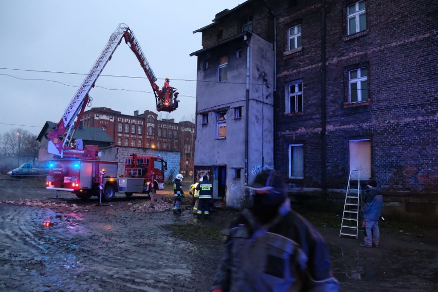 W kamienicy przy ul. Rudzkiej 10 w Lipinach zawaliła się...