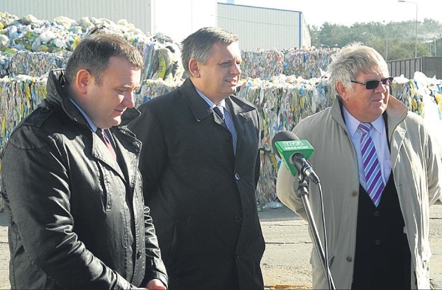 O tym, że w Koszalinie stanie w końcu spalarnia odpadów była mowa w piątek na spotkaniu z dziennikarzami; najpierw konieczne jest jednak zorganizowanie źródła odpadów (od lewej: wiceminister środowiska Stanisław Gawłowski, prezydent Koszalina Piotr Jedliński, prezes KSM Przylesie Kazimierz Okińczyc &#8211; jako przedstawiciel największej wspólnoty w mieście.