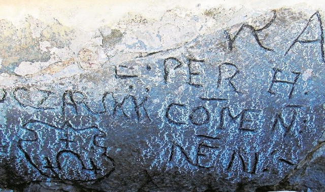 Napisy wykonane zostały w języku łacińskim. Wszystko wskazuje na to, że wyryte w kamieniu pochodzą z 1585 roku.