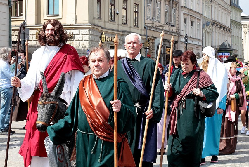 Kraków. Barwny korowód z palmami wielkanocnymi [ZDJĘCIA]