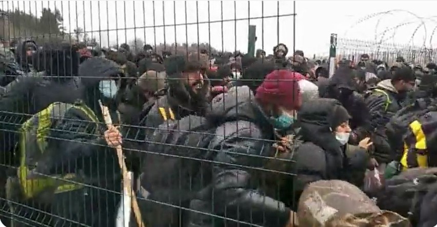 Kuźnica. Migranci rozerwali ogrodzenie na Białorusi i przeszli w stronę polskiej granicy