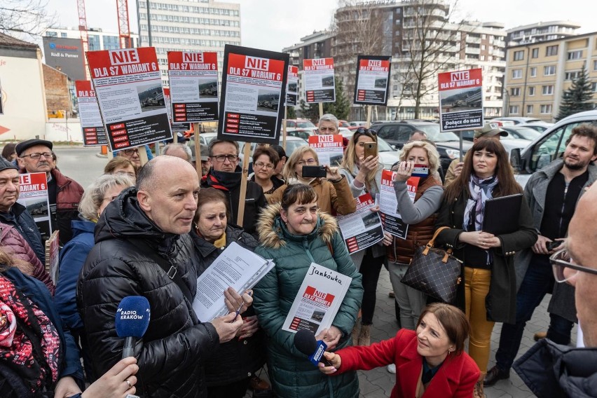 Kraków. Protest pod GDDKiA przeciwko jednemu z wariantów drogi ekspresowej  S7 Kraków - Myślenice