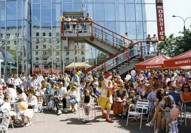 17 czerwca u zbiegu ulic Marszałkowskiej i Świętokrzyskiej w Warszawie powstała pierwsza restauracja McDonald’s w Polsce. Kliknij w zdjęcie, żeby przejść do galerii. Przesuwaj zdjęcia gestem lub strzałką.