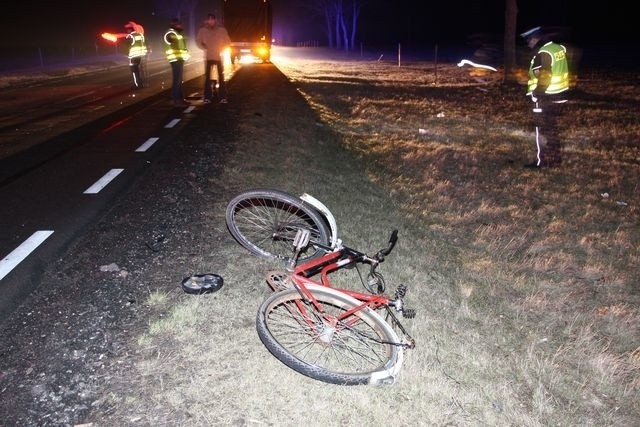 Opel potrącił rowerzystkę. Kobieta zginęła na miejscu (zdjęcie ilustacyjne)