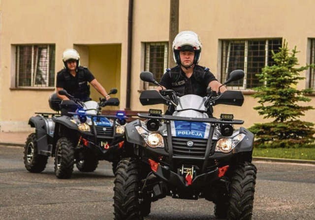 Policjanci z Bydgoszczy od niedawna mają dwa quady cf moto, które świetnie sobie radzą w trudnym terenie