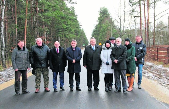 Władze powiatu i gminy na wyremontowanej drodze, która została poprawiona na długości 2 kilometrów.