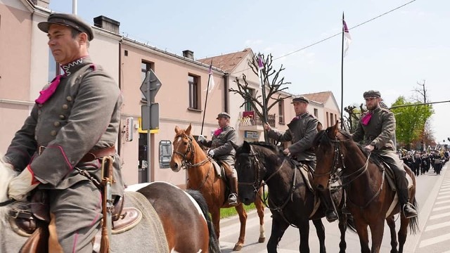 Uroczysty przemarsz ulicami Kozienic odbył się w asyście konnej Stowarzyszenia Kawaleryjskiego imienia 22 Pułku Ułanów Podkarpackich.