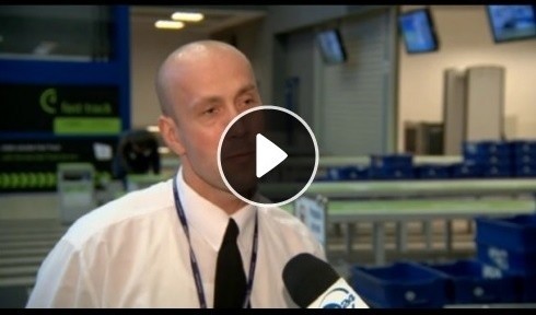 Ochroniarz lotniska uratował dziecko [WIDEO] PYRZOWICE DZIECKO URATOWANE