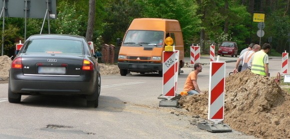 Kierowcy, którzy jadą od strony Dziwnówka do Rewala, muszą uzbroić się w cierpliwość. W miejscu budowy ronda obowiązuje ograniczenie prędkości do 40 km/h. Ze względu na zwężenie pobocza, prawdopodobnie zostanie wprowadzony także ruch wahadłowy.