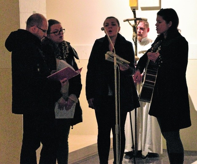 Pierwsza stacja Drogi Krzyżowej w kościele akademickim Świętego Jana Pawła II przy ulicy Wesołej 54 w Kielcach. Rozważaniom towarzyszyły śpiewy przy akompaniamencie gitary.