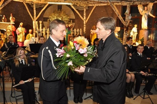Wacław Szarek, burmistrz Sędziszowa składa życzenia Robertowi Pełce, dyrygentowi sędziszowskiej orkiestry dętej.