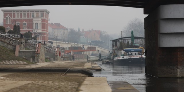 Spada poziom Warty w Gorzowie. Rzeka odsłoniła już dolne tarasy bulwaru.