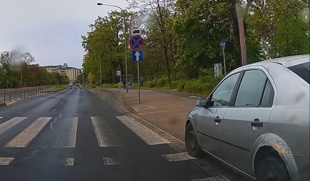 Kierowca nie wyhamował i uderzył w sygnalizator oraz barierki. Na szczęście pieszy przewidział rozwój sytuacji.