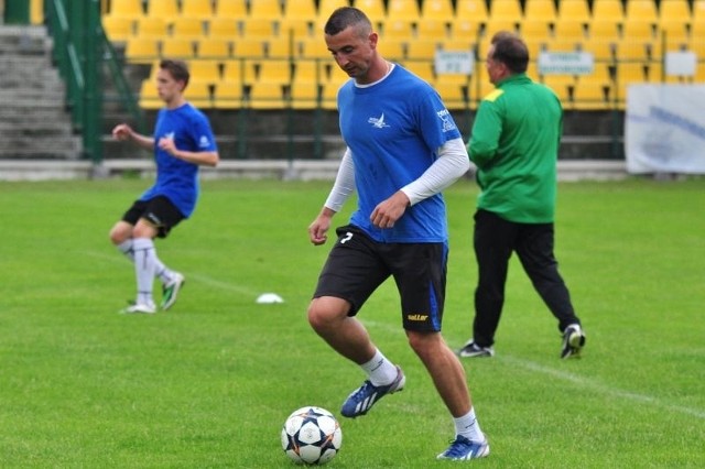Marcin Stefanik (z piłką) wziął udział w poniedziałkowym treningu tarnobrzeskiej drużyny.