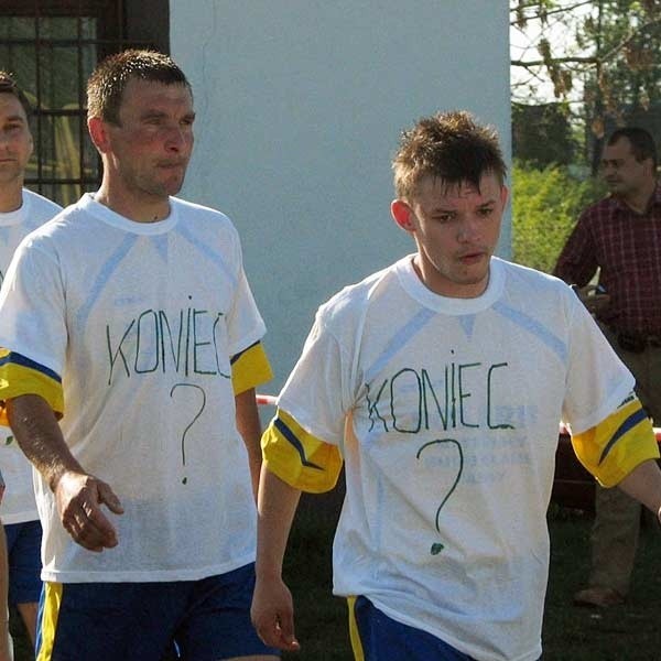 W meczu z Resovią, piłkarze Iskry wyszli na boisko z napisem "Koniec?&#8221; na koszulkach. To pytanie było skierowane do działaczy klubu.