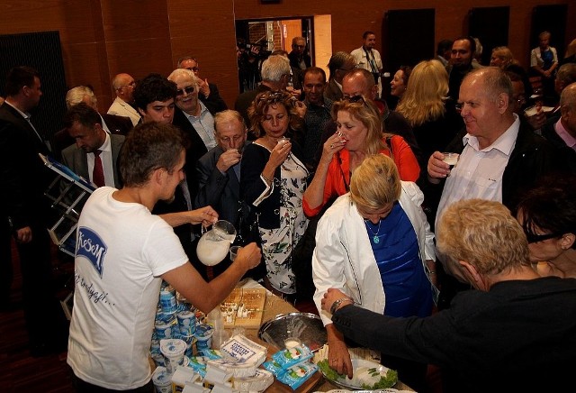 Goście spotkania przy stoisku KeSeM