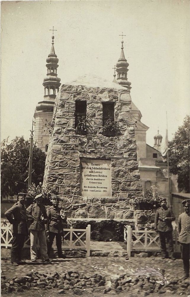 Niemiecki pomnik na Starym Rynku w Łowiczu